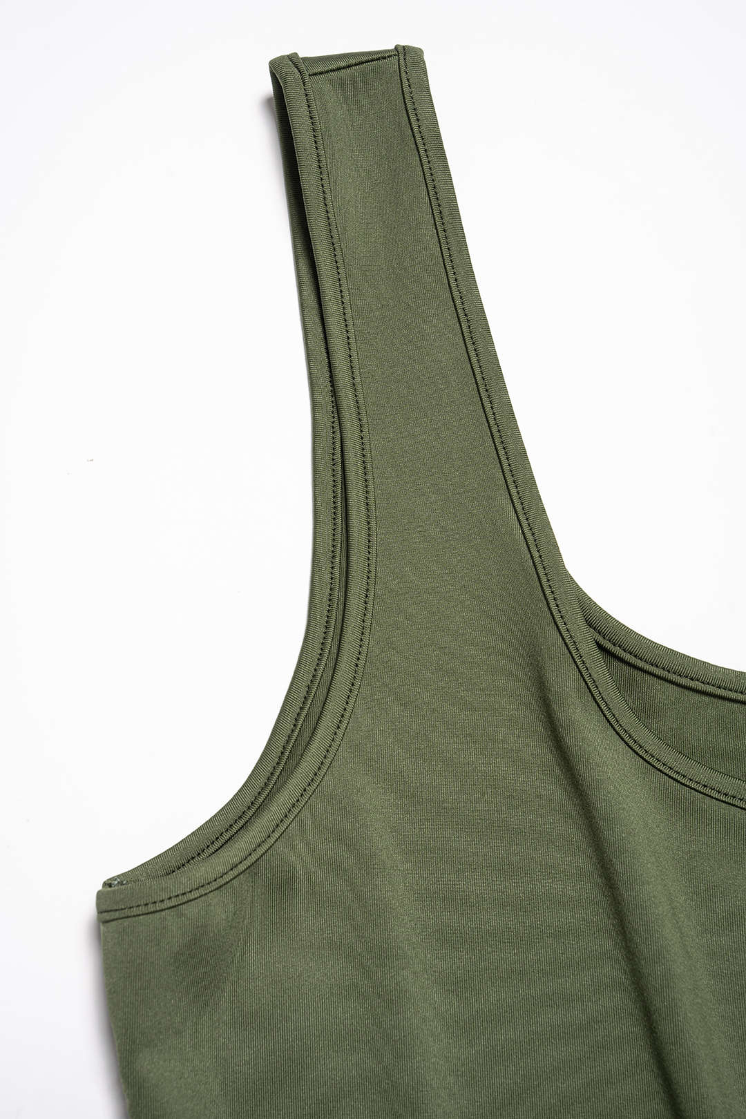 Ärmelloser Jumpsuit mit eckigem Ausschnitt