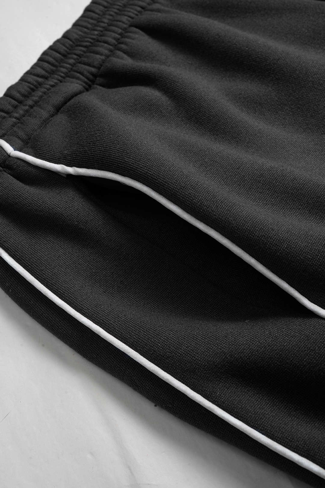 Kapuzenpullover mit Reißverschluss und Kordelzug sowie Hose mit geradem Bein zum Binden