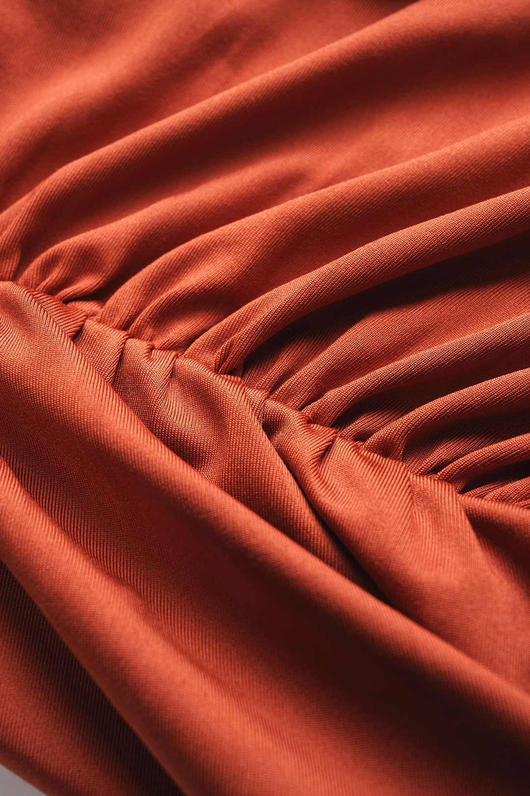 Metallic trägerloses rückenfreies gerafftes ärmelloses Minikleid