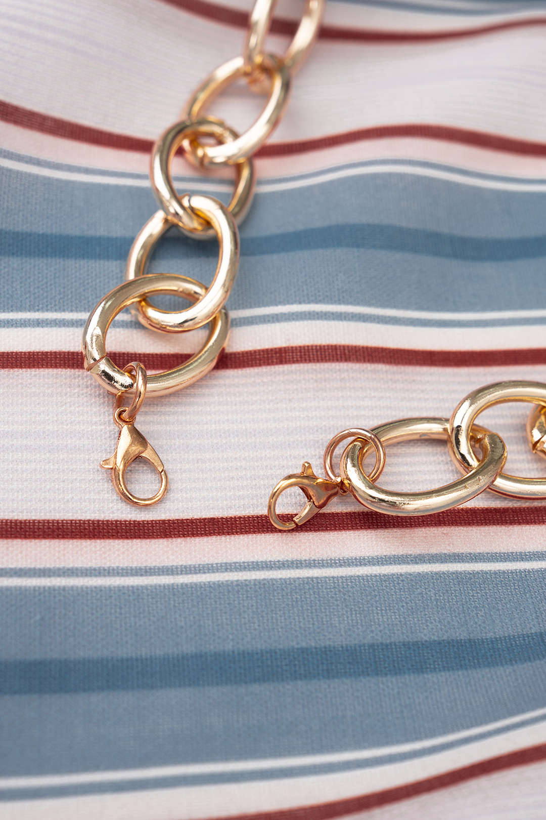 Gestreiftes Oberteil mit Metallic-Ketten-Neckholder, rückenfrei und gerafft zum Binden
