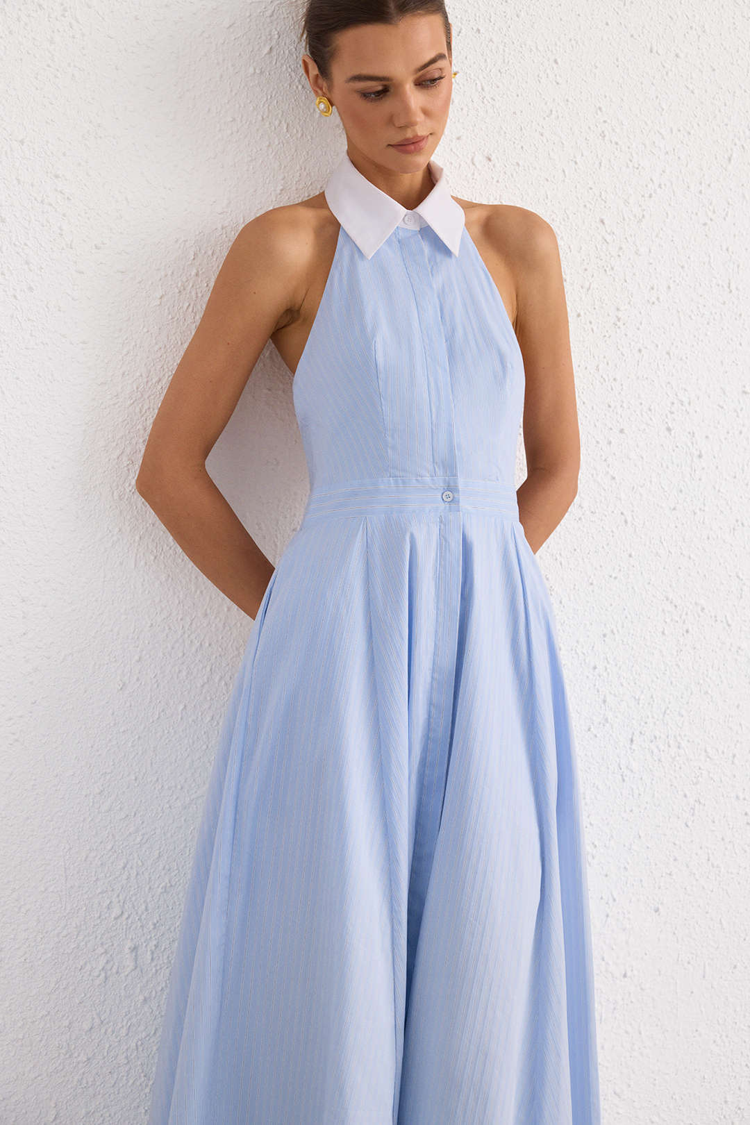 Gestreiftes ärmelloses Maxikleid mit Neckholder, Reverskragen und freiem Rücken