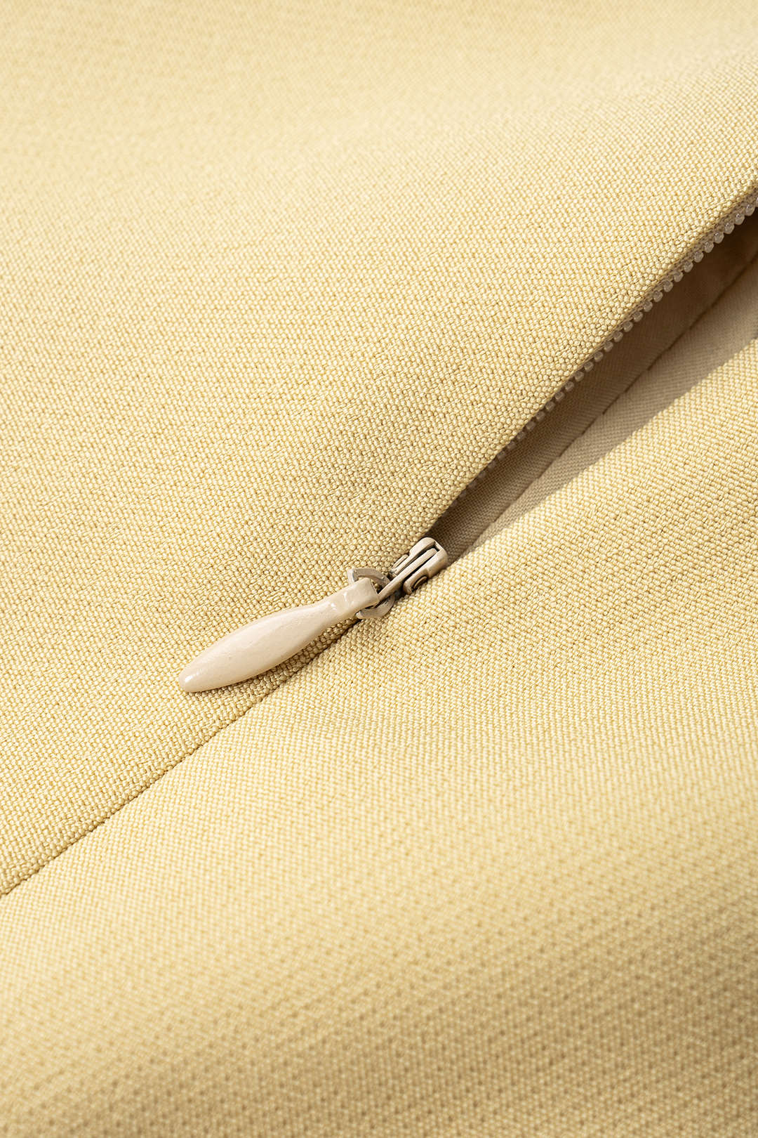 Shorts mit Bindegürtel und Kontrastdetails