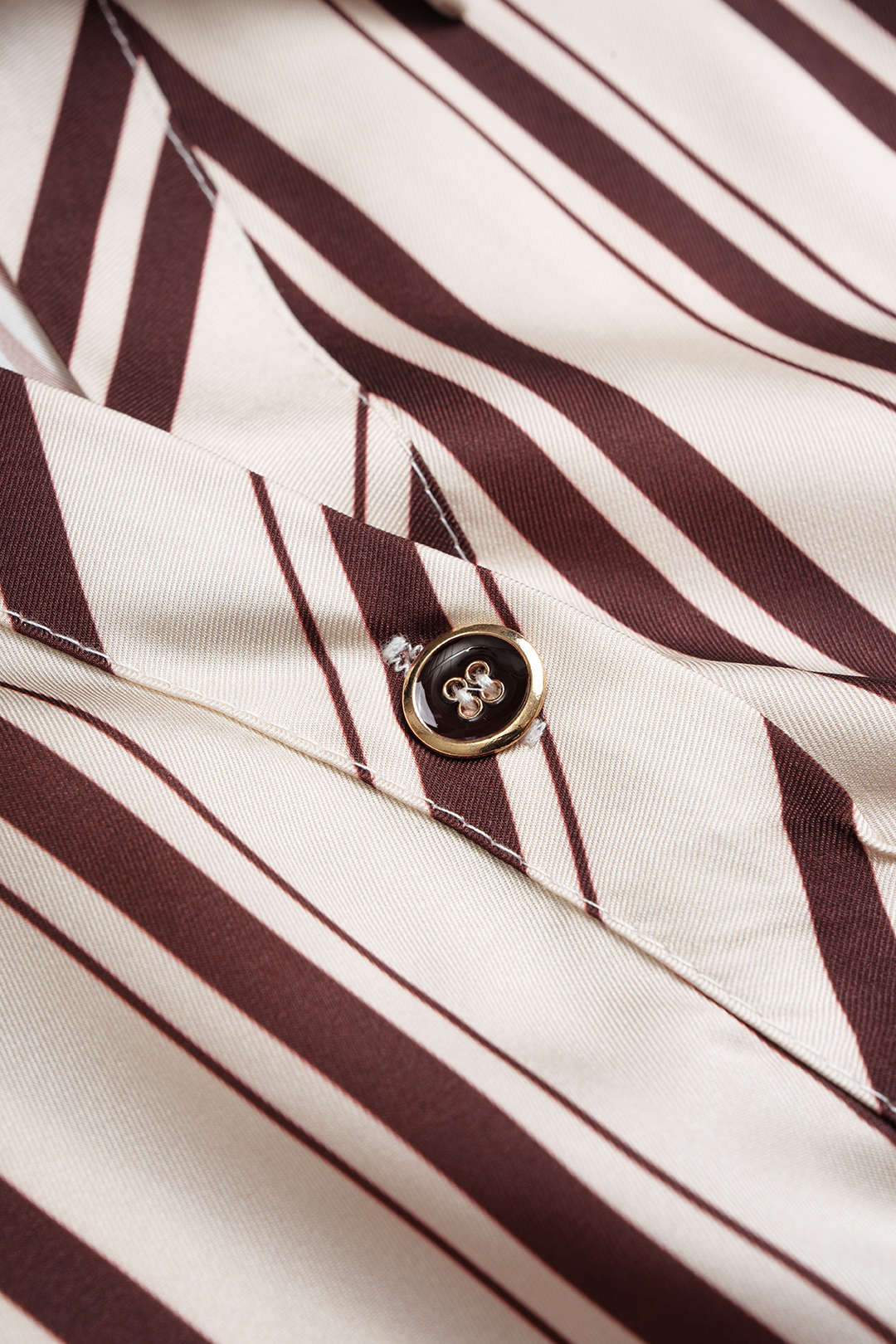 Maxikleid mit V-Ausschnitt, Knöpfen, Gürtel und kurzen Ärmeln