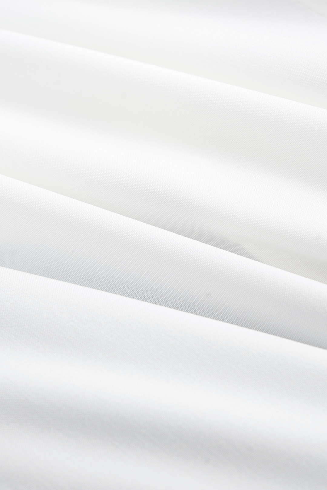 Chemise à manches longues, col en V, plissée, avec décorations métalliques contrastantes
