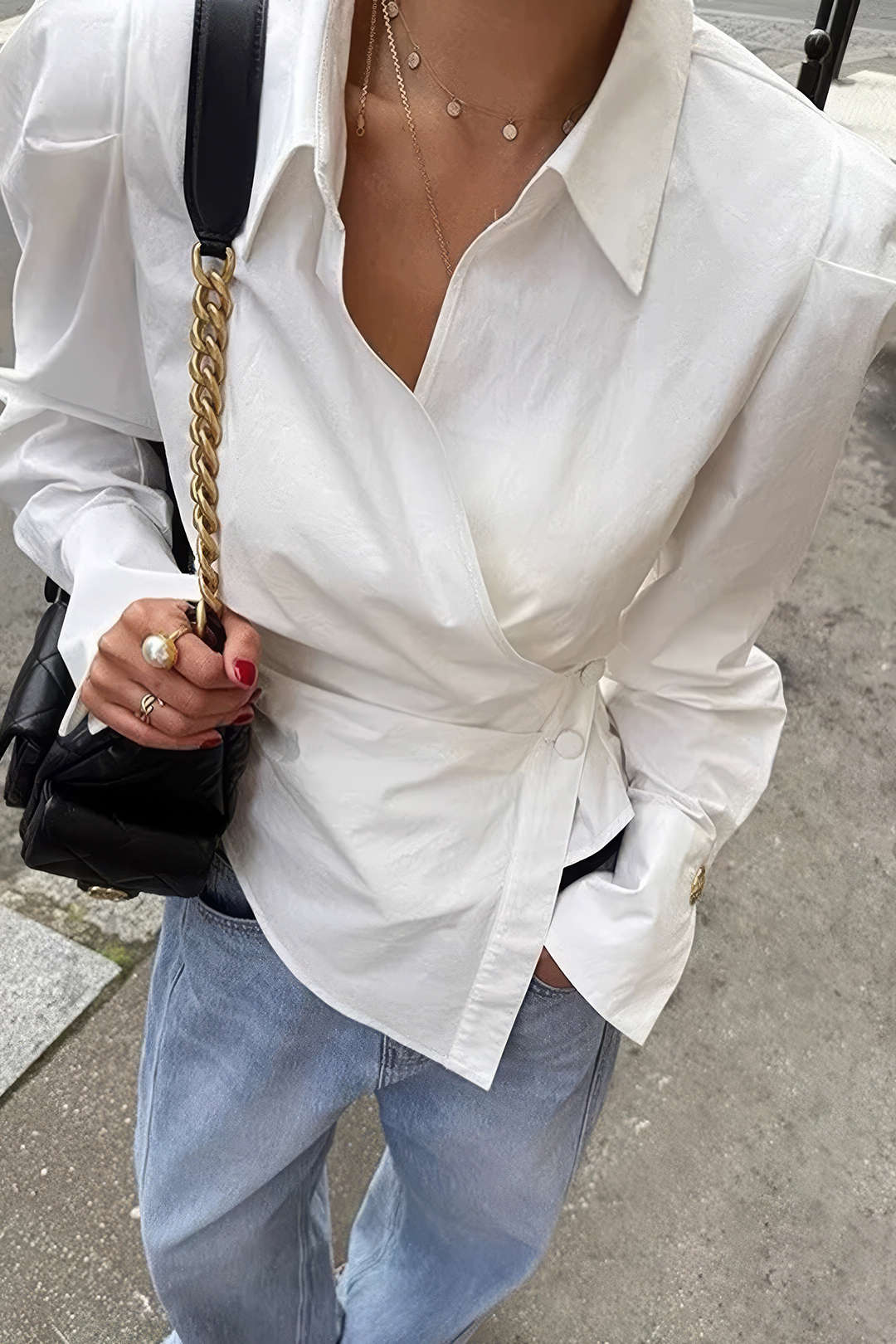 Chemise à manches longues, col en V, attache asymétrique au dos