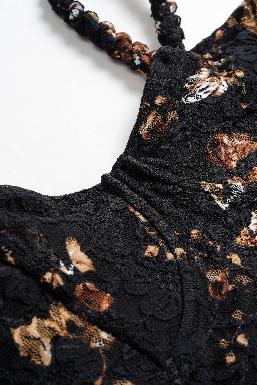 Ensemble Robe sans Manches à Nœud Torsadé et Patchwork de Dentelle Florale et Jupe Asymétrique en Satin à Nœud Noué