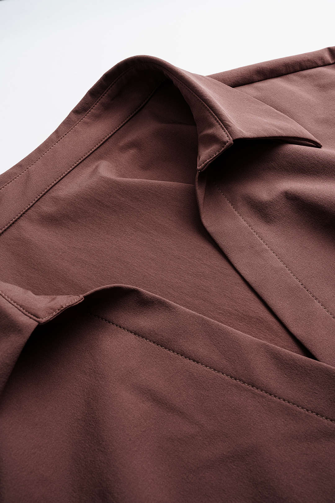Einfarbiges gerafftes Langarm-Midikleid