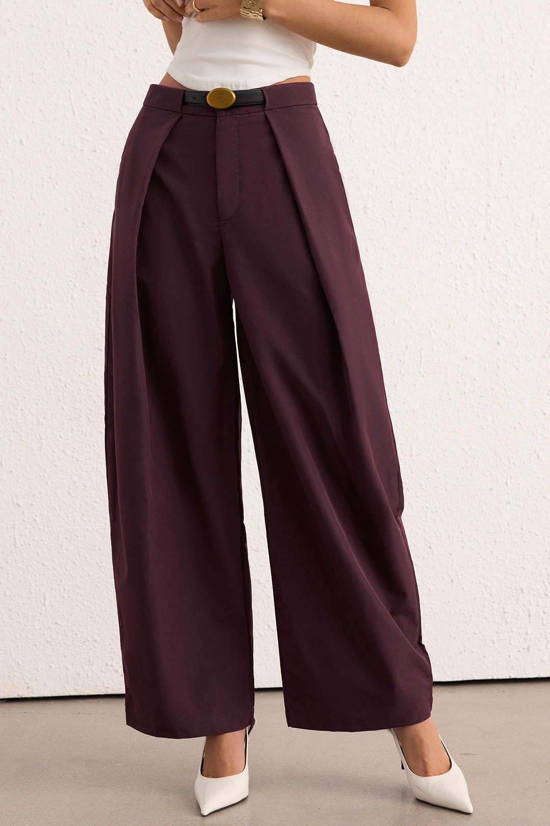 Hose mit weitem Bein und Metallknöpfen