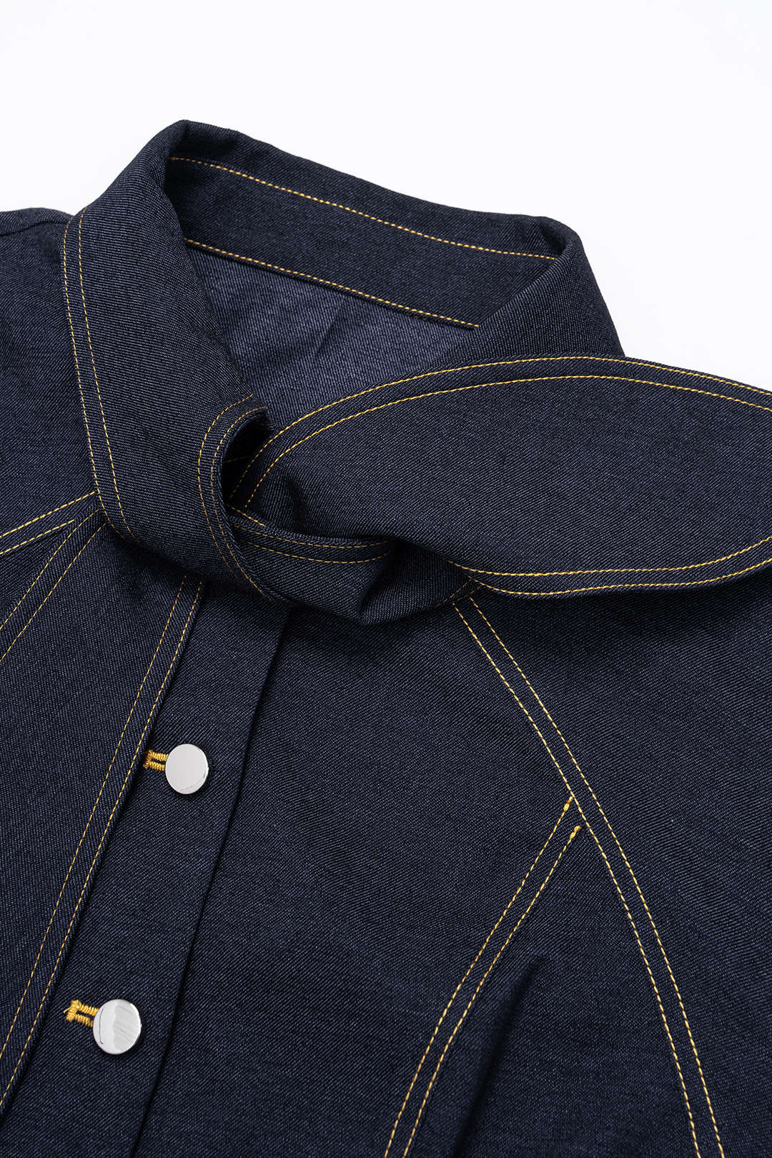 Jeans-Body mit Bindeknoten und Knöpfen