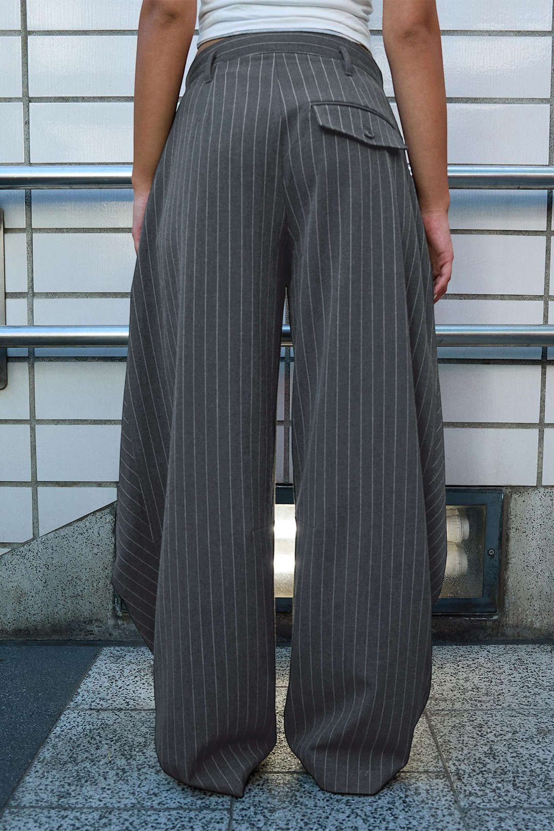 Gestreifte Hose mit Knopfleiste, Taschen und Raffungen