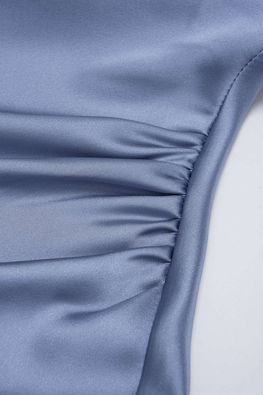 Satiniertes, drapiertes Minikleid mit Wasserfallausschnitt, Raffungen und asymmetrischem Schnitt