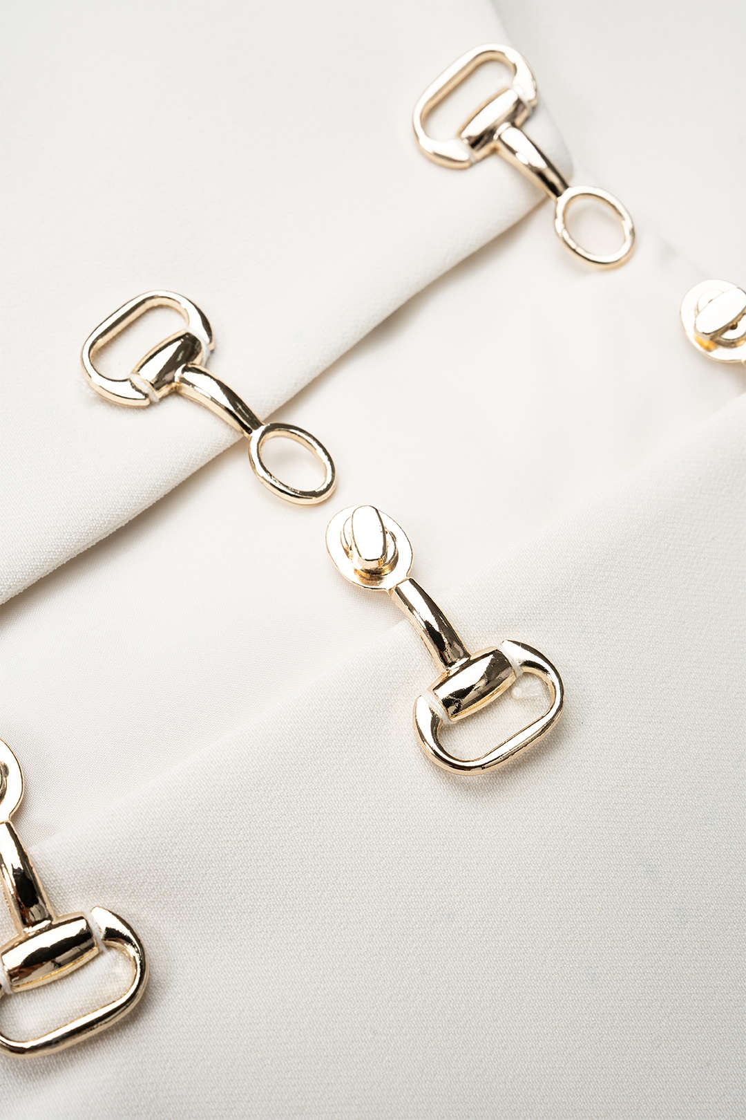 Oberteil mit Rundhalsausschnitt, Cut-Outs und Metallschnalle