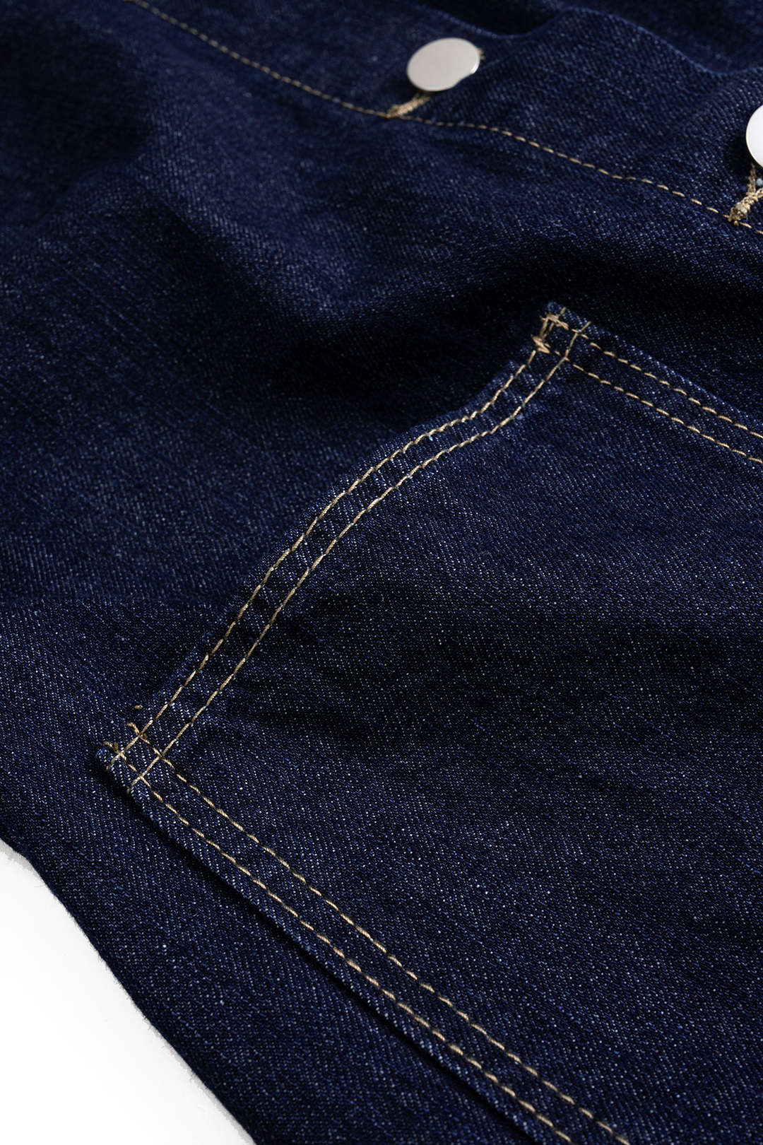 Jeanshemd mit Knöpfen und umgeschlagenen Ärmeln