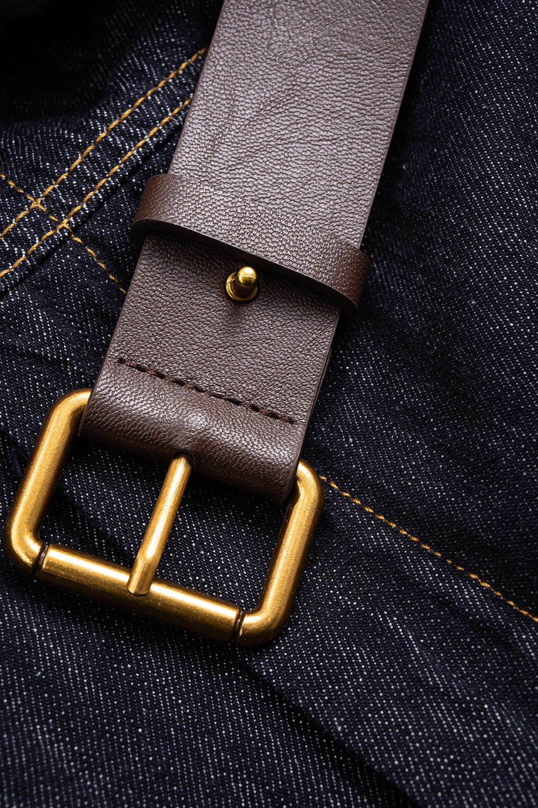 Jeans-Jumpsuit mit Gürtel, langen Ärmeln und Kunstleder-Patchwork