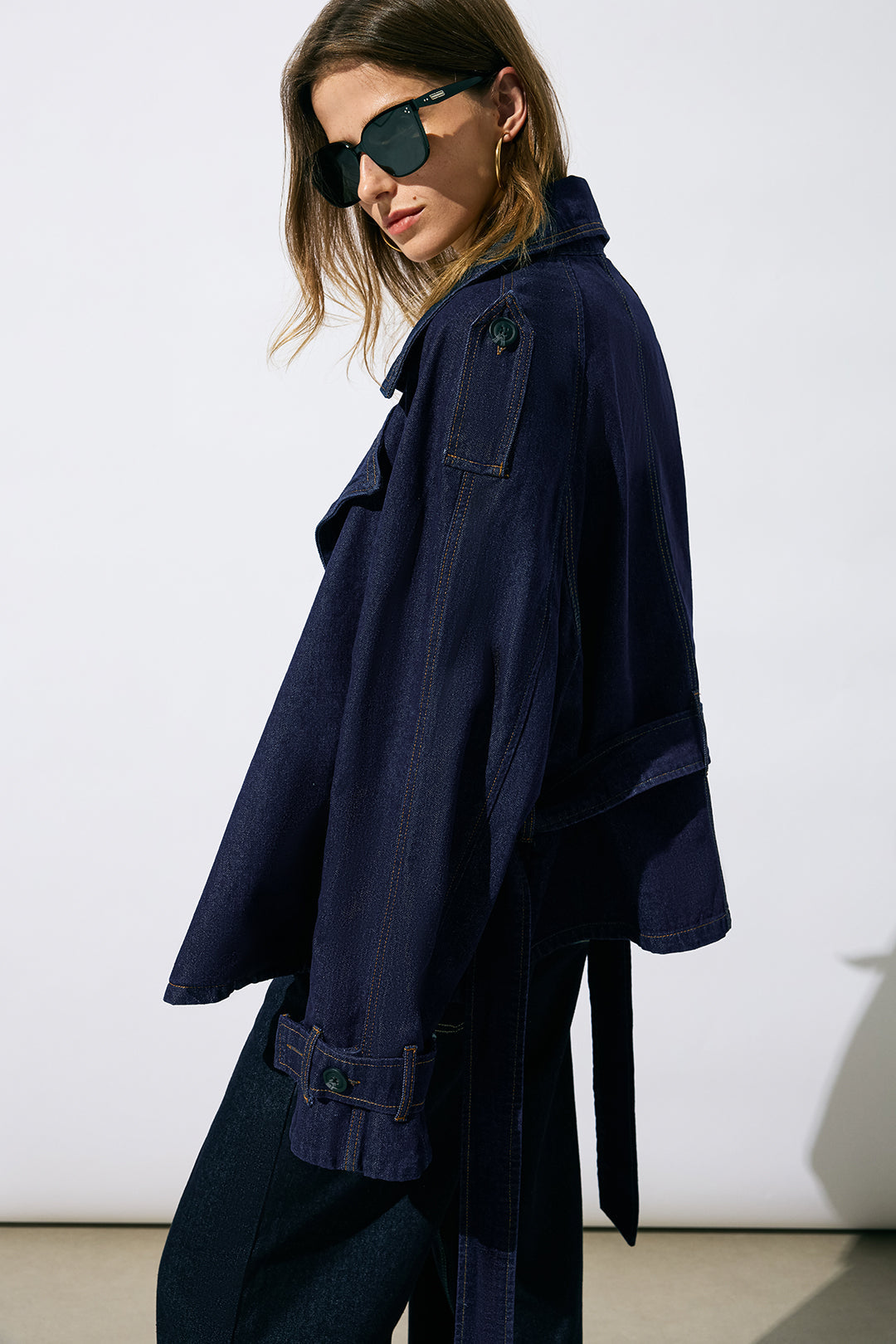 Jeans-Outerwear mit Gürtel und asymmetrischem Schnitt