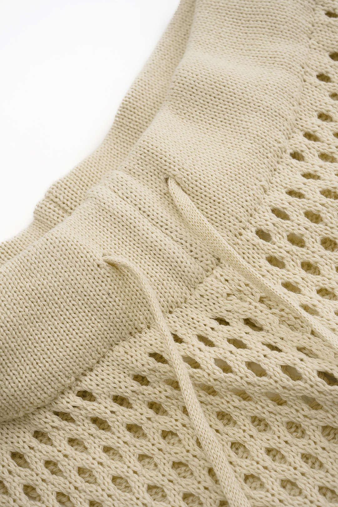 Gestricktes Oberteil mit Knöpfen, Cut-Out und kurzen Ärmeln und Shorts Set