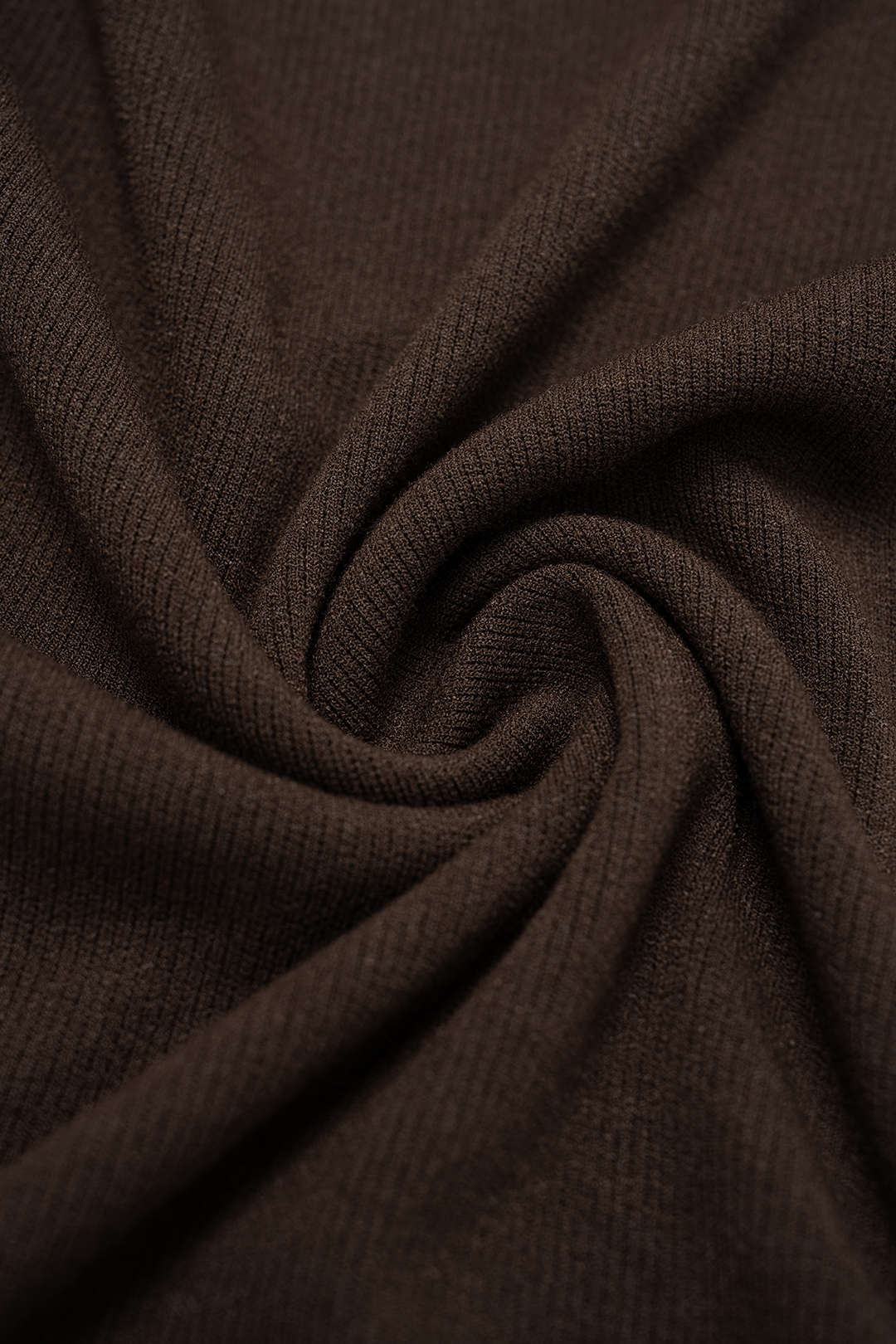 Gestricktes einfarbiges Midi-Kleid mit langen Ärmeln und Knöpfen