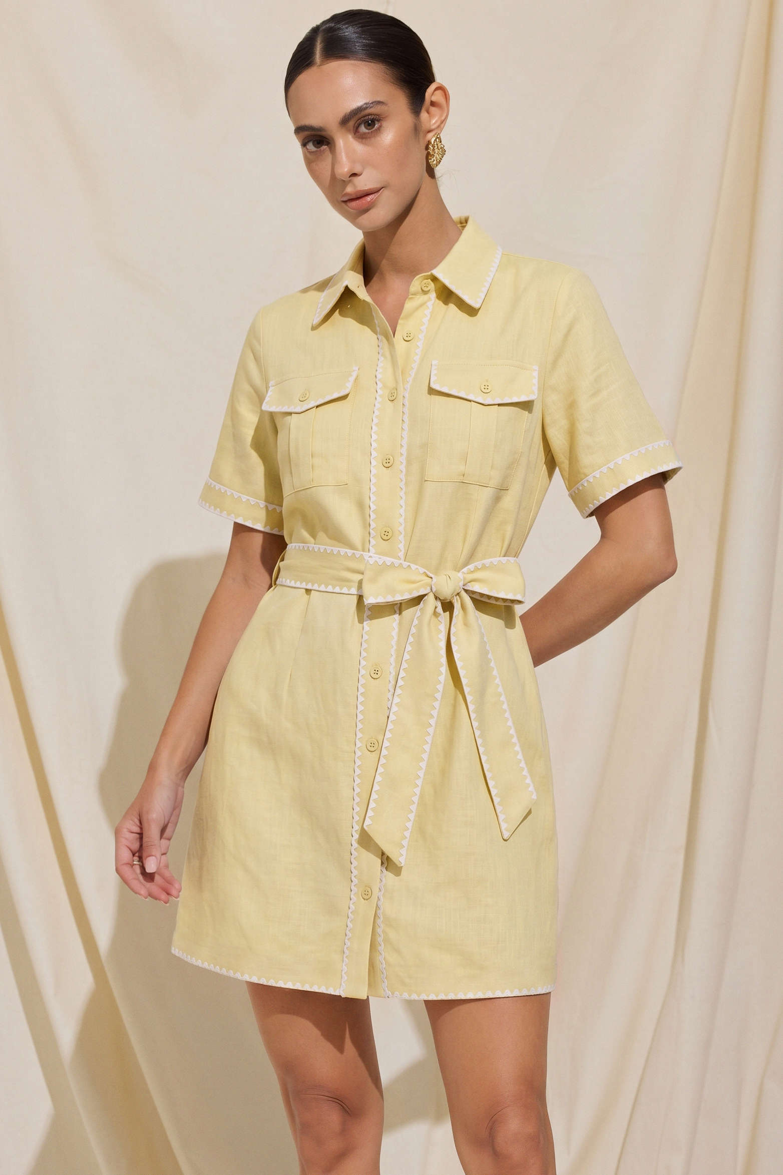 Midikleid mit kurzen Ärmeln, gebundener Taille und Kontrastbündchen