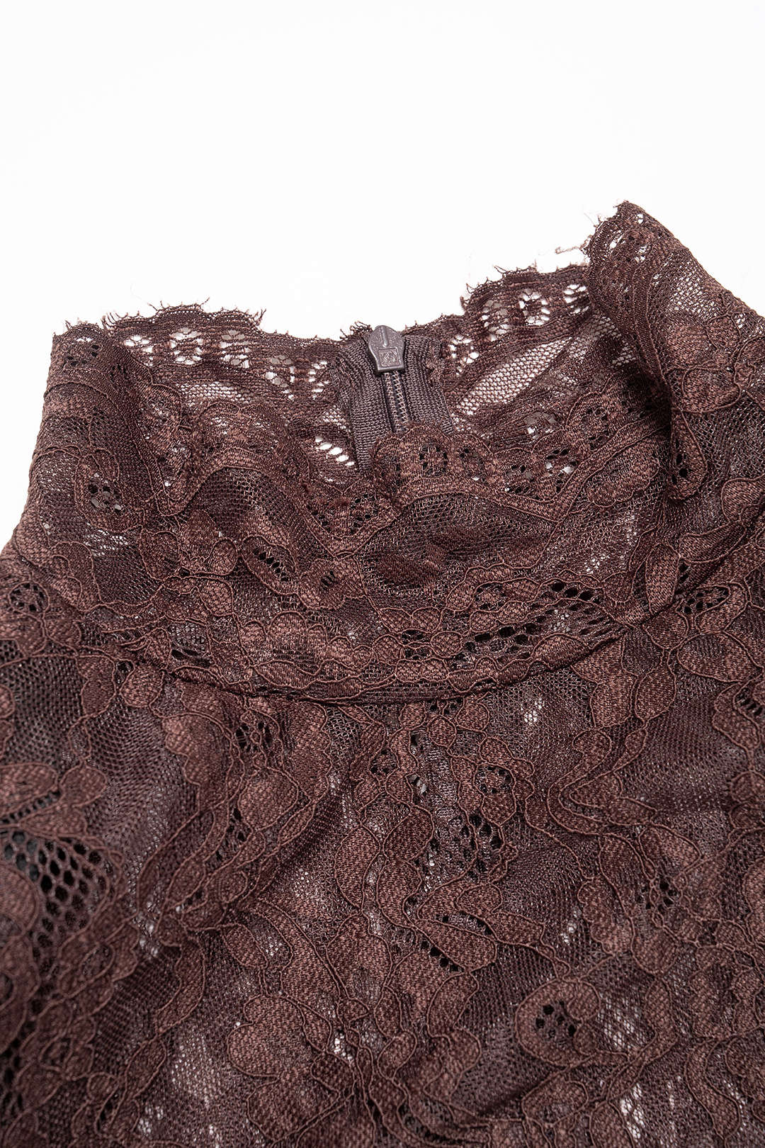 Mini-robe froncée à manches courtes en dentelle transparente et col montant