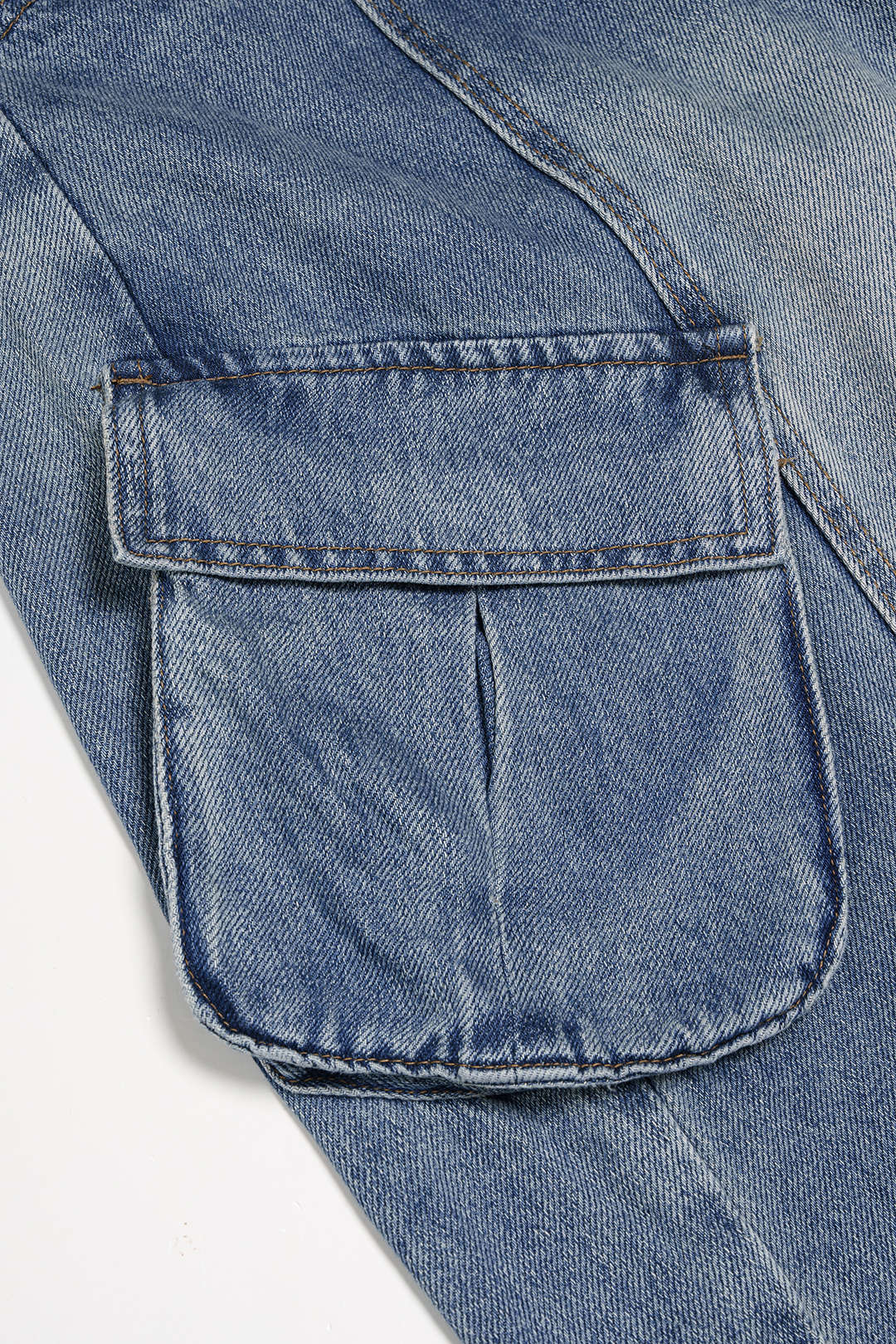 Jeans mit weitem Bein und Taschendetail