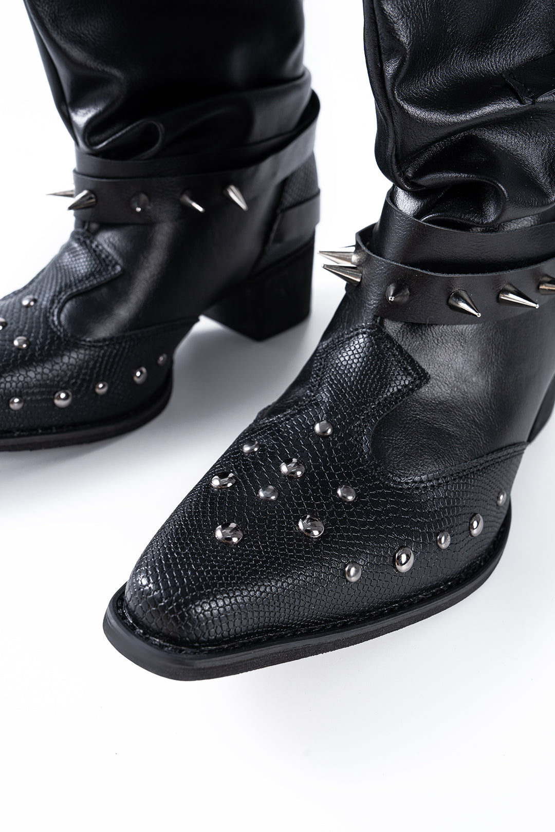 Spitze Stiefeletten mit Nieten