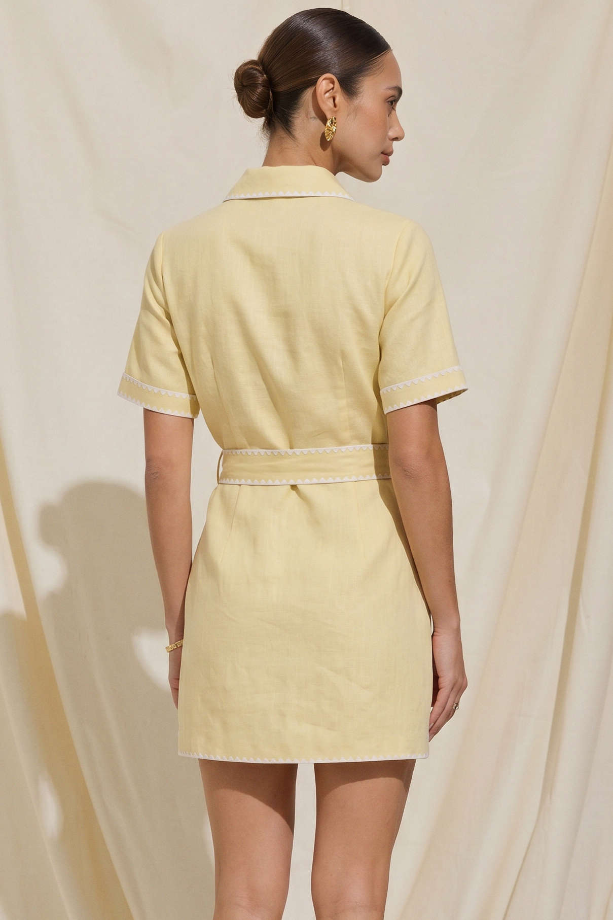 Midikleid mit kurzen Ärmeln, gebundener Taille und Kontrastbündchen