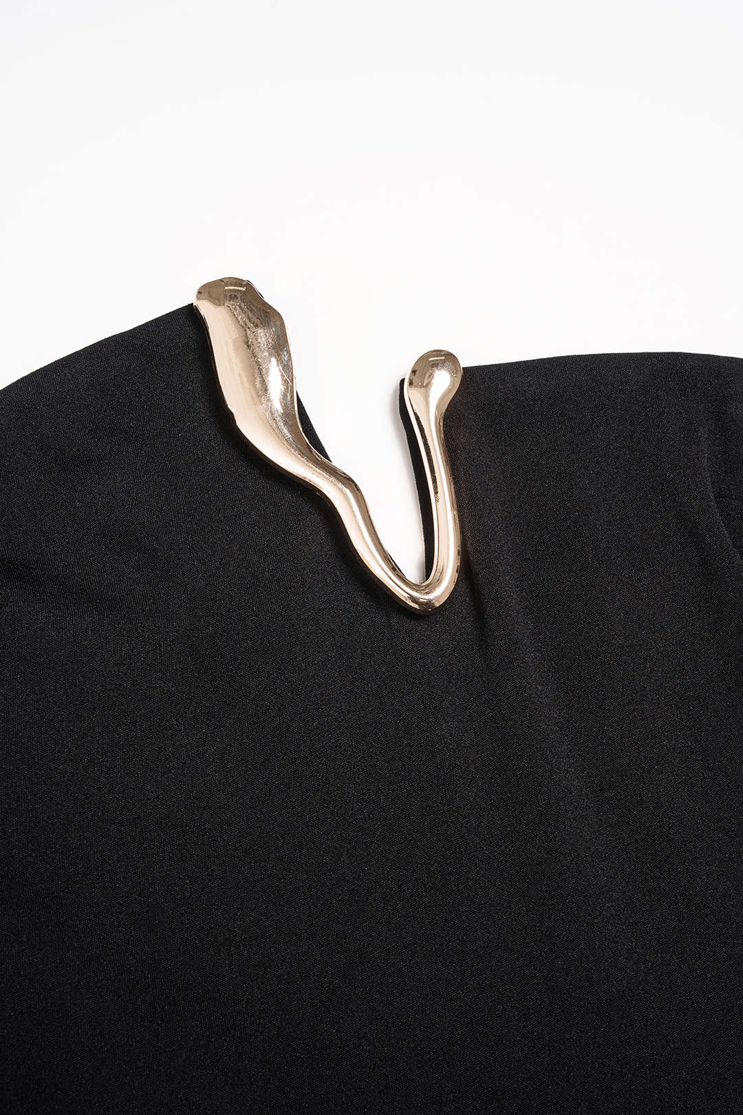 Unregelmäßiger trägerloser Metallic-Jumpsuit mit weitem Bein