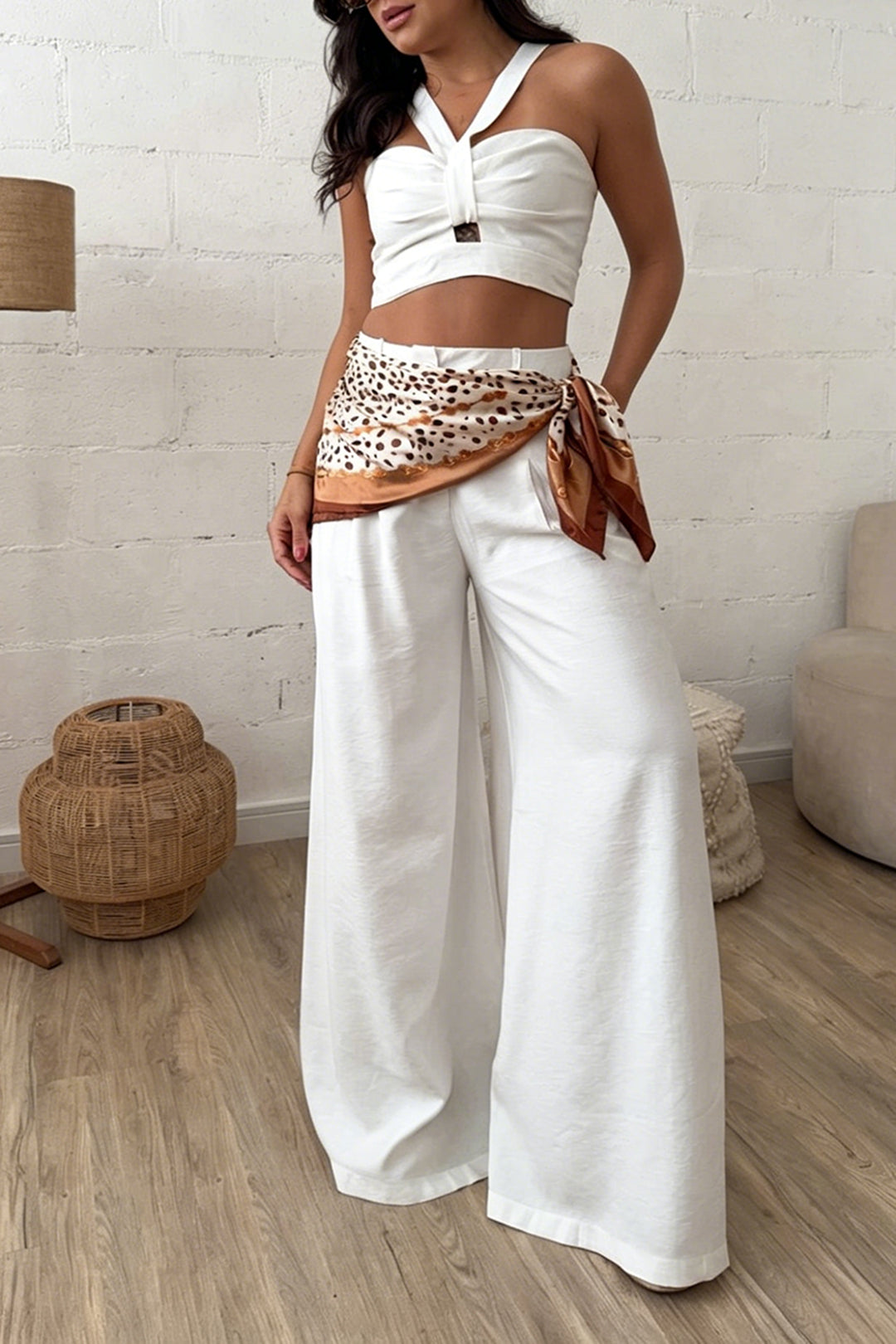 V-Ausschnitt Cut-Out Tanktop und weite Hose